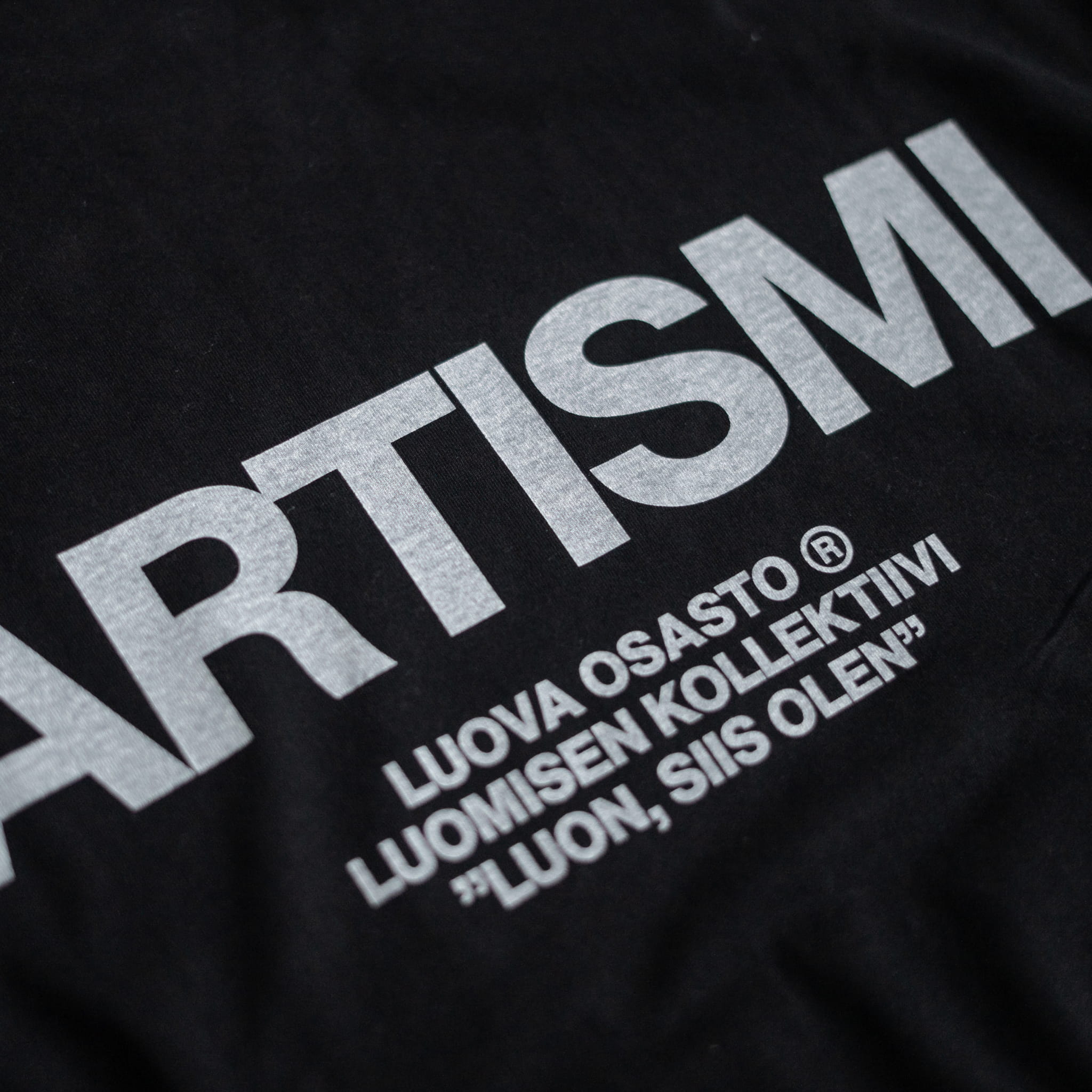 "Artismi" t-paita – Musta+Valkoinen