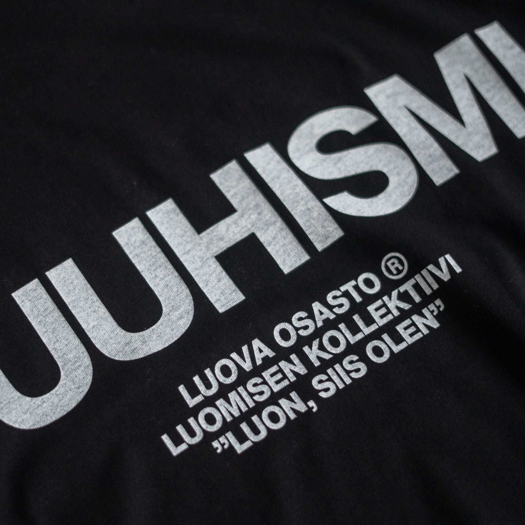 "Puuhismi" t-paita – Musta+Valkoinen